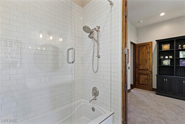 bathroom with enclosed tub / shower combo