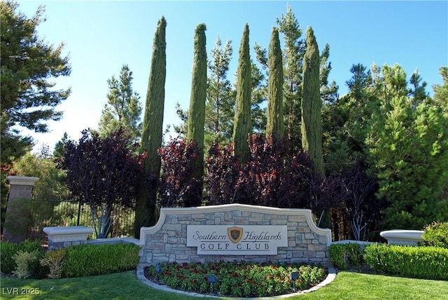 community sign featuring a yard