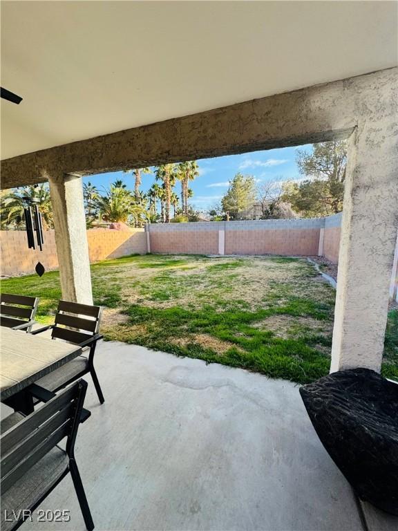 view of patio featuring ceiling fan