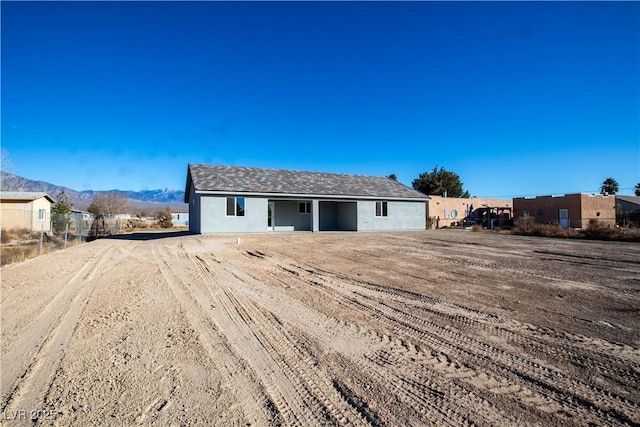 view of front of property featuring a mountain view