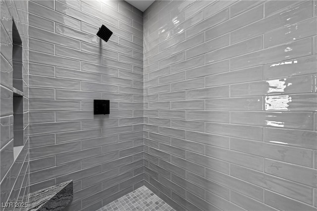 full bathroom featuring a tile shower