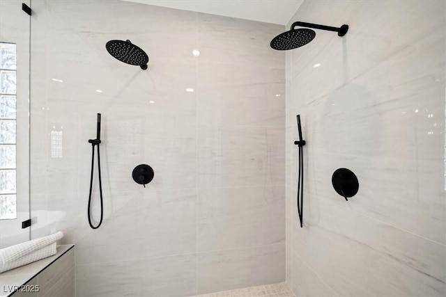 bathroom featuring a tile shower