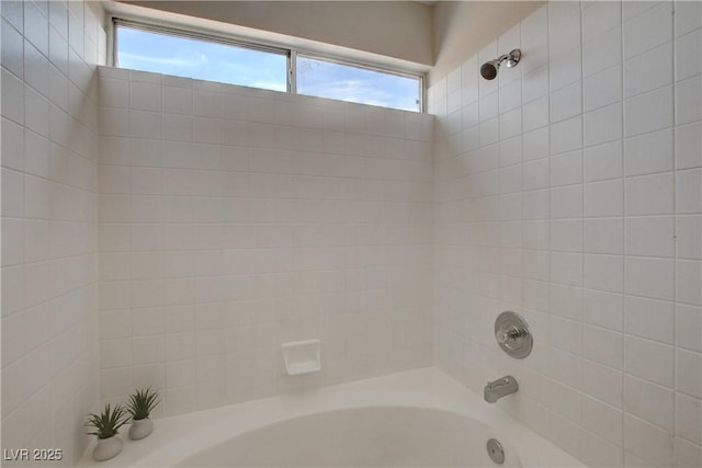 bathroom with tiled shower / bath combo