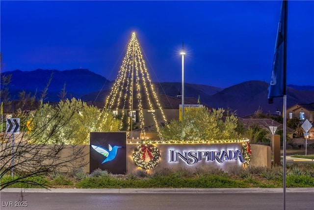 community / neighborhood sign featuring a mountain view