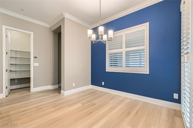 unfurnished room with an inviting chandelier, built in shelves, wood-type flooring, and ornamental molding