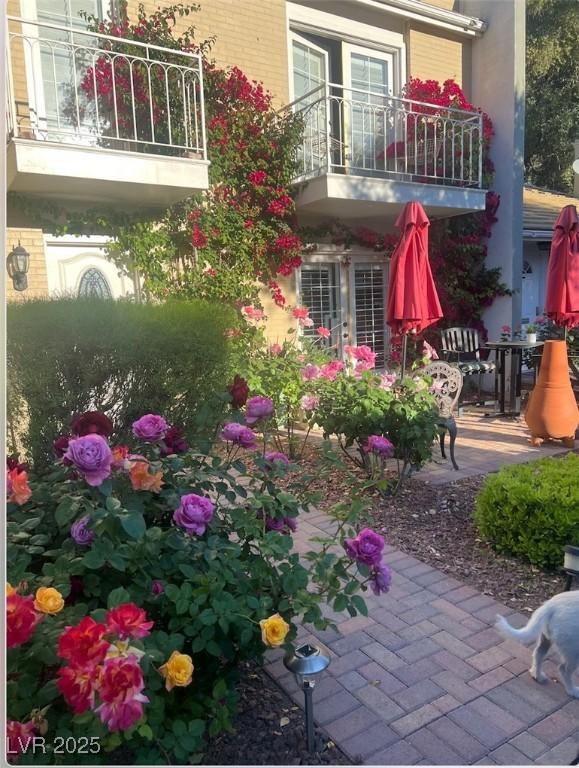 738 Tam O Shanter, Las Vegas, NV 89109 - view of yard with a balcony and a patio area
