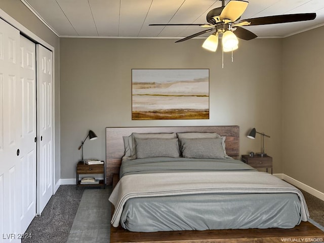 bedroom featuring crown molding, ceiling fan, and a closet