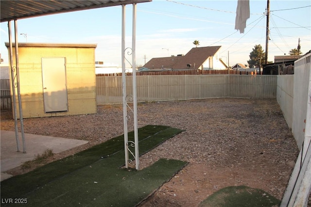 view of yard with a shed