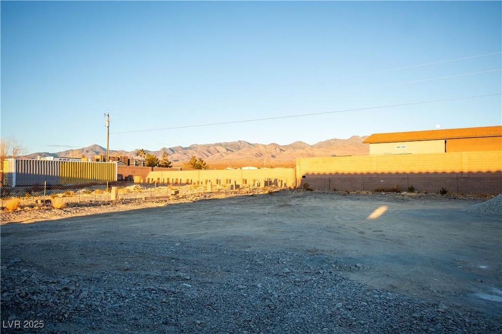 view of yard featuring a mountain view