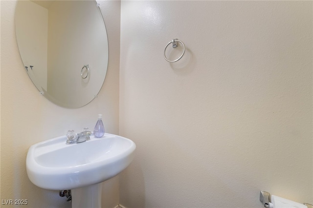 bathroom featuring a sink