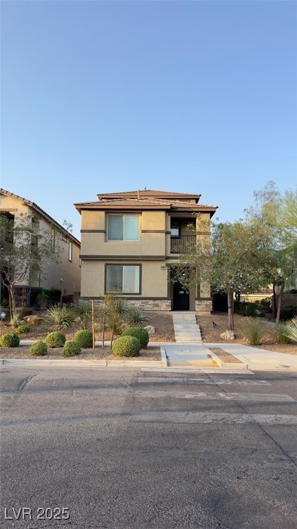 view of front of property featuring a balcony