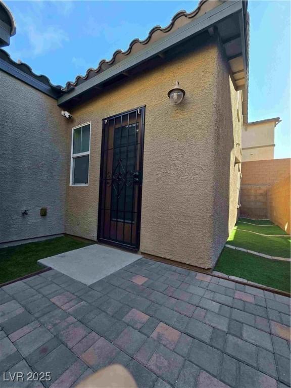 entrance to property featuring a patio