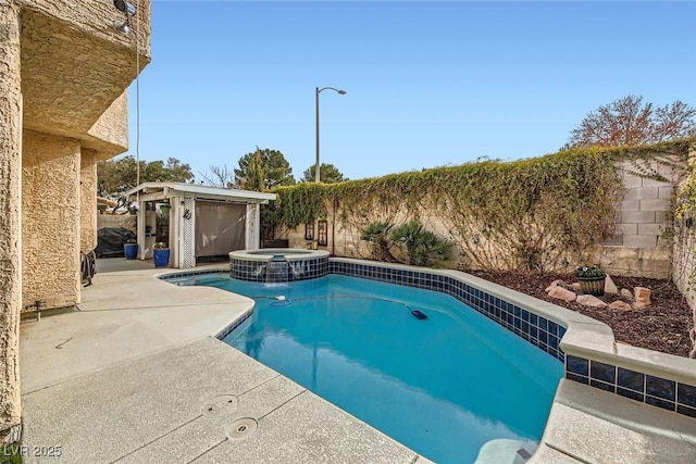 view of pool featuring an in ground hot tub and an outdoor structure