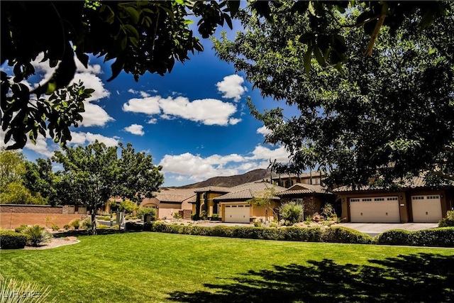 view of front of house featuring a front yard