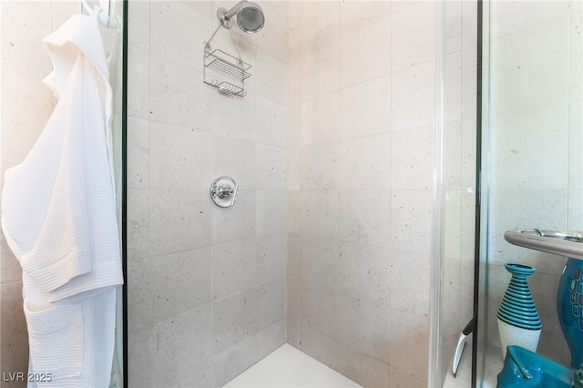 bathroom featuring a tile shower