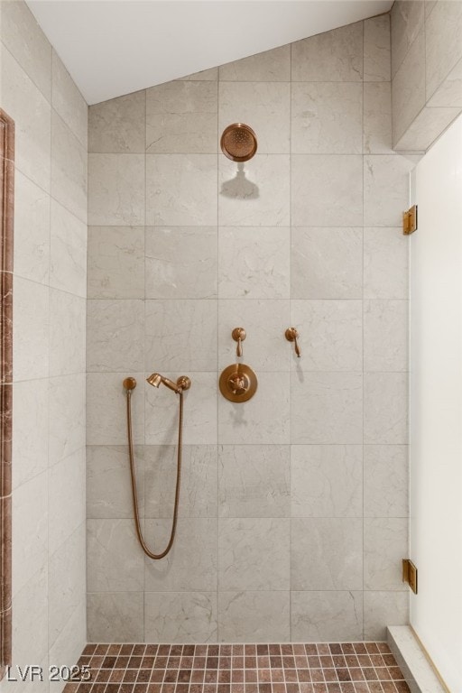 bathroom featuring a tile shower