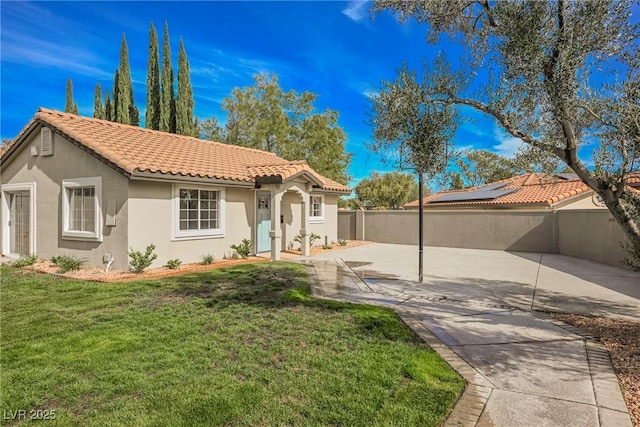 view of front of property featuring a front lawn and a patio