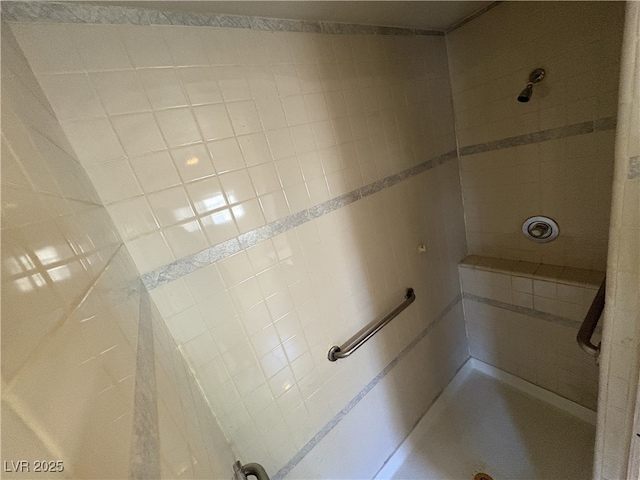 bathroom featuring a tile shower