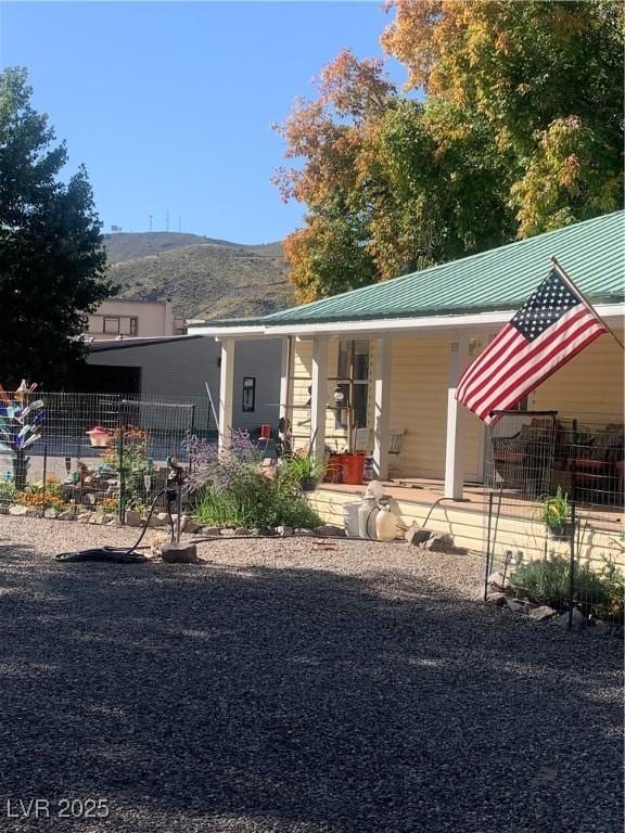 view of front of house featuring a mountain view