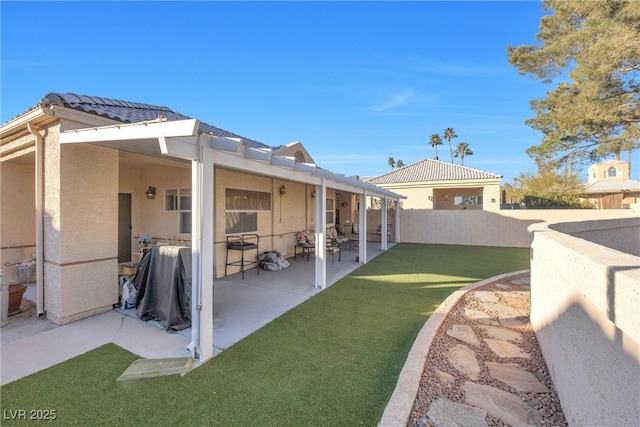 view of yard featuring a patio