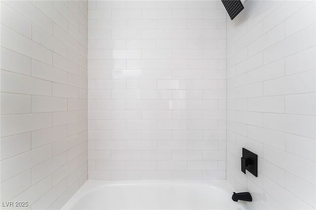 bathroom with tiled shower / bath combo