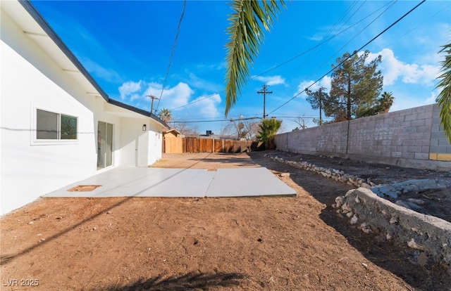 view of yard featuring a patio