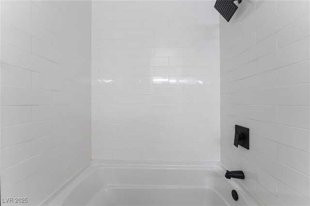 bathroom featuring tiled shower / bath combo