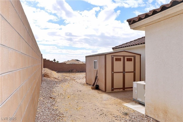 view of yard featuring a shed