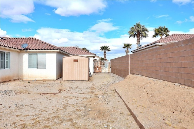 view of yard featuring a storage shed