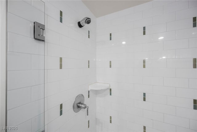 bathroom featuring a tile shower