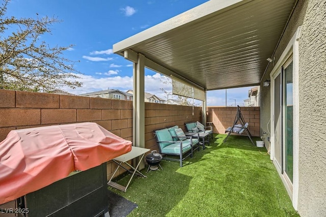 view of yard featuring outdoor lounge area