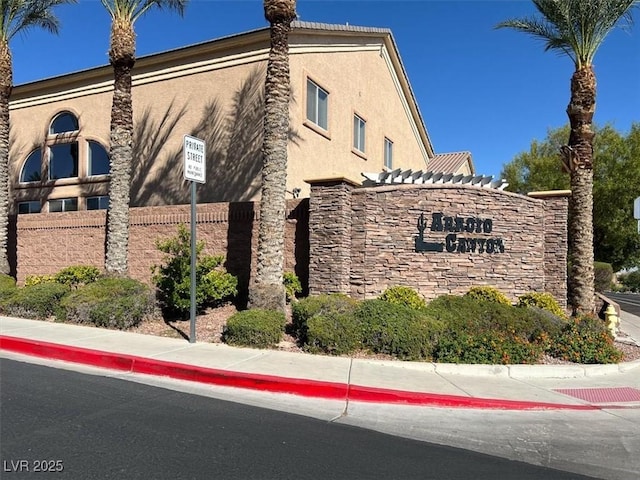 view of community / neighborhood sign