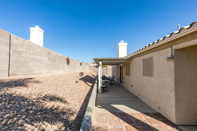 view of yard featuring a patio