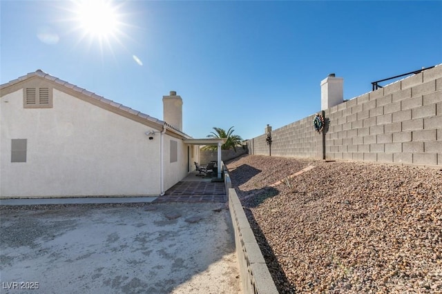 view of yard featuring a patio