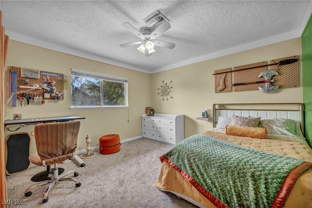 bedroom with ceiling fan, a textured ceiling, and carpet flooring