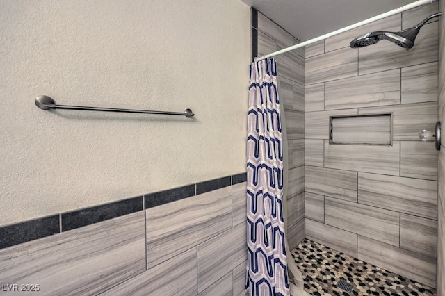 full bathroom featuring a tile shower