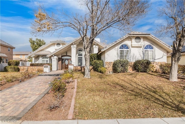 view of front of house featuring a front yard