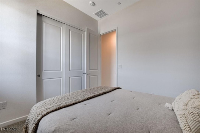 bedroom featuring carpet flooring and a closet