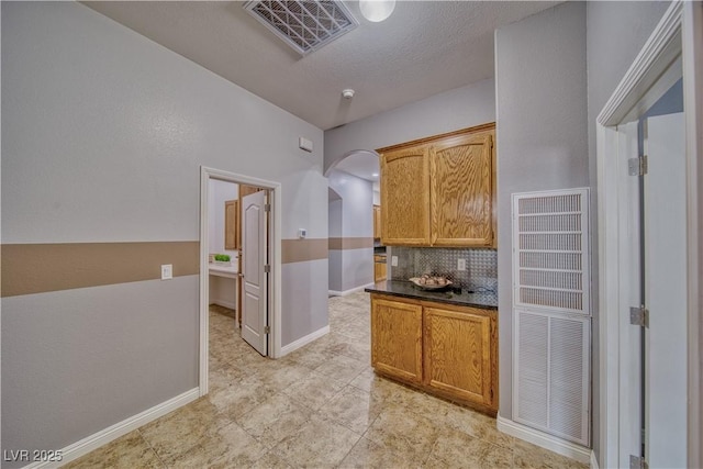 kitchen with tasteful backsplash and a textured ceiling