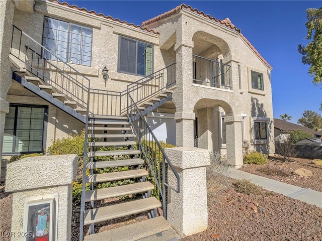 view of front facade featuring a balcony