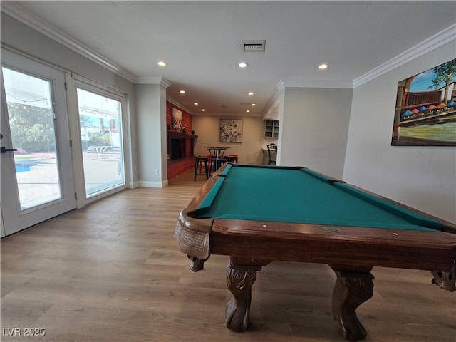 rec room featuring light wood-type flooring, visible vents, crown molding, and recessed lighting