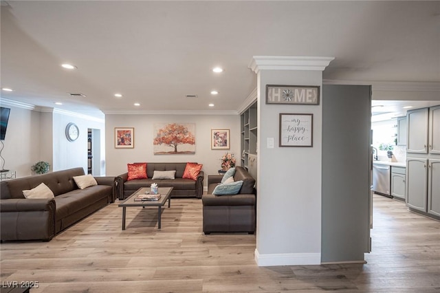 living room with light wood-style flooring, recessed lighting, visible vents, baseboards, and ornamental molding