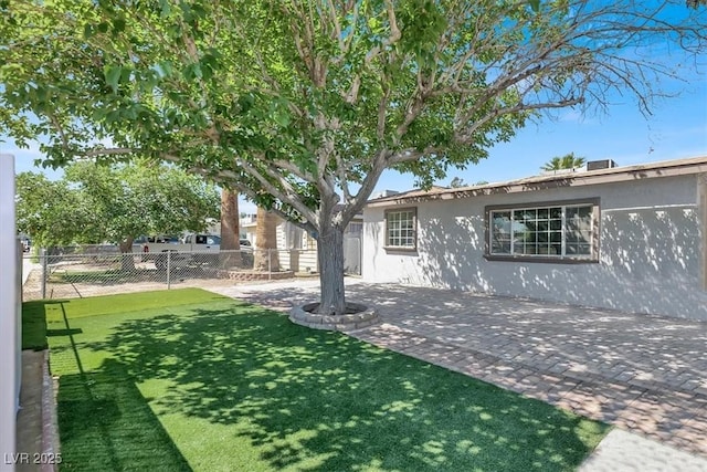 view of yard featuring a patio