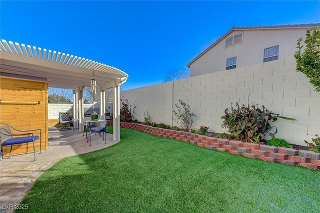 view of yard featuring a pergola and a patio area