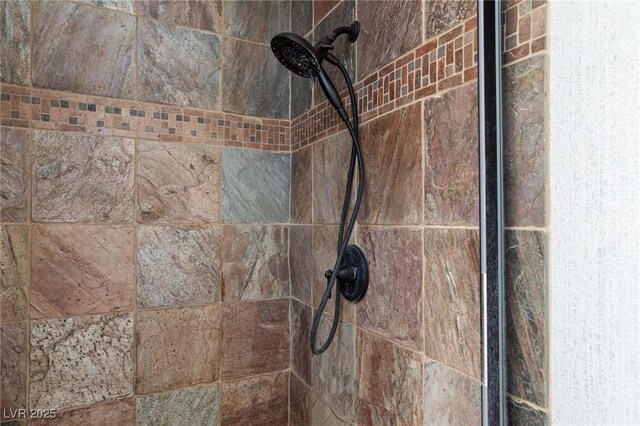 room details featuring tiled shower