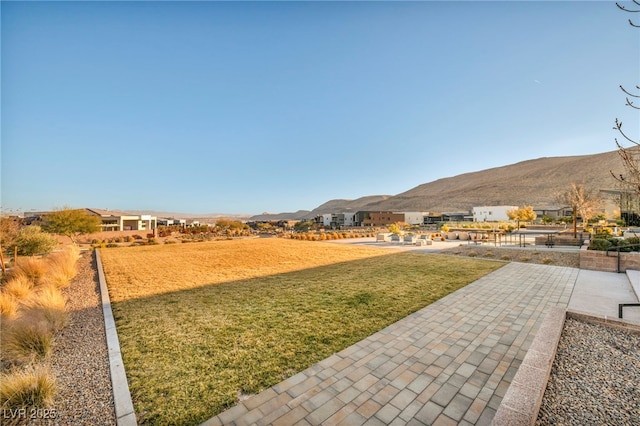 view of yard with a mountain view