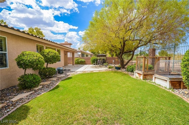 view of yard featuring a patio area