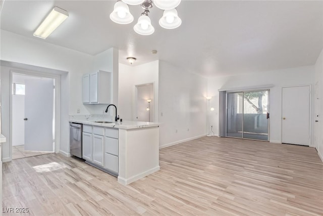 kitchen featuring sink, light hardwood / wood-style flooring, a chandelier, and dishwasher