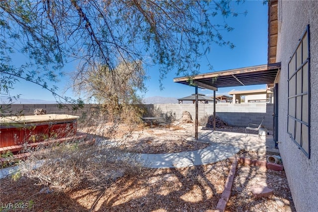 view of yard featuring a mountain view