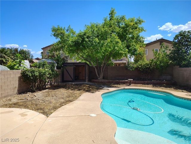 7633 Winterthur Ct, Las Vegas, NV 89129 - view of pool featuring a fenced backyard and a patio area